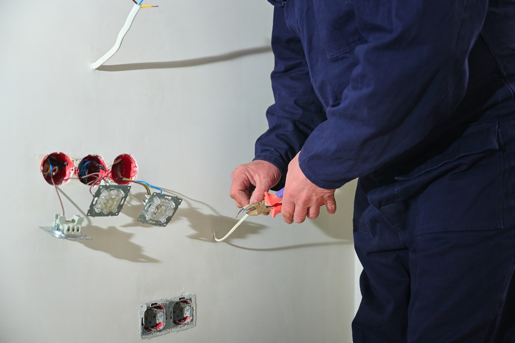 Montare prize electrice și întrerupătoare